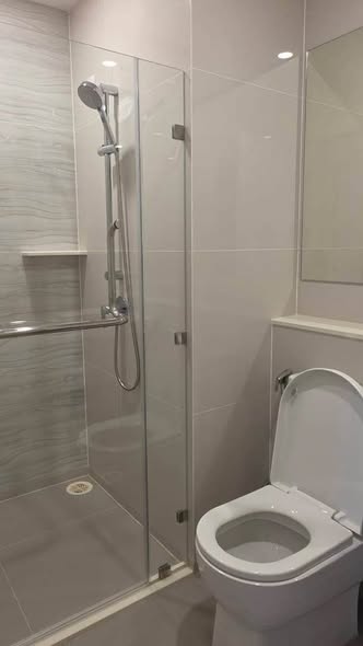 room interior and bathroom of Life Rama 4 – Asoke