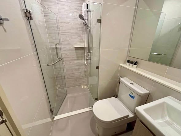 room interior and bathroom of Life Rama 4 – Asoke