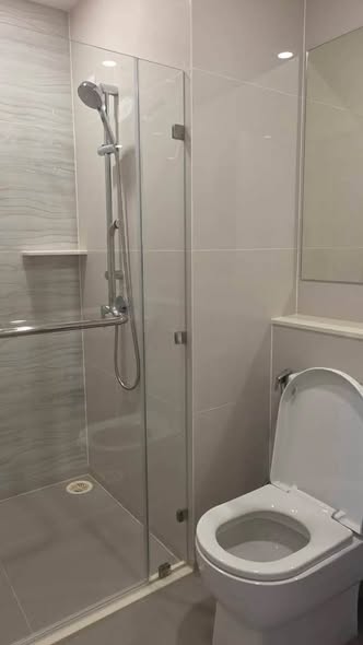 room interior and bathroom of Life Rama 4 – Asoke
