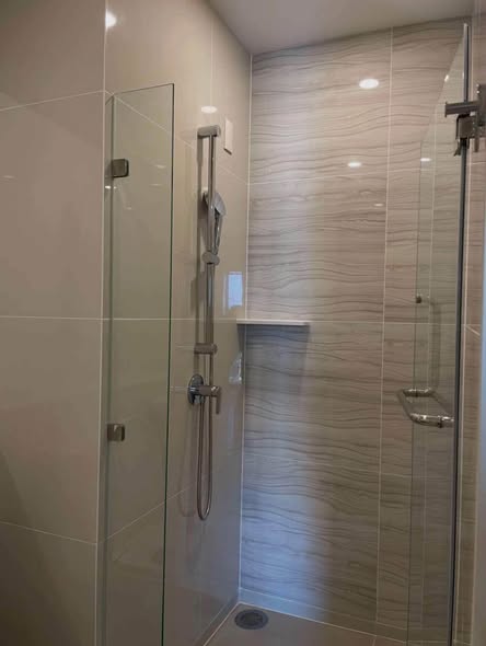 room interior and bathroom of Life Rama 4 – Asoke