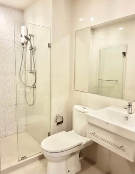 room interior and bathroom of Life Sukhumvit 48