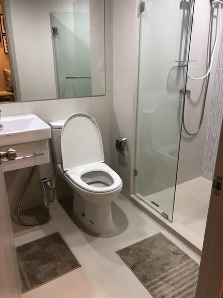 room interior and bathroom of Life Sukhumvit 48