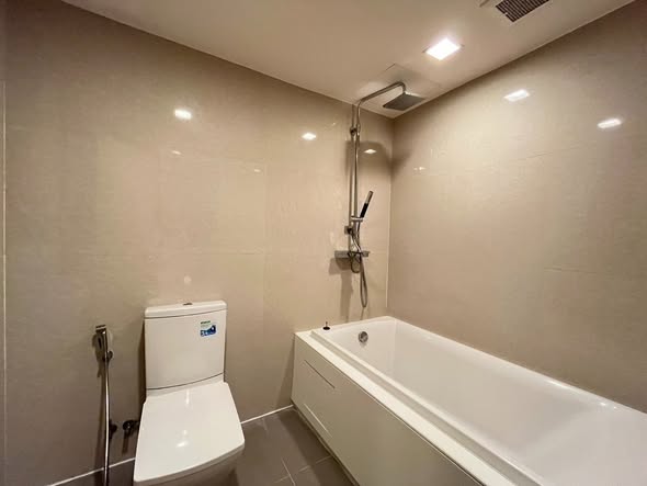 bathroom of LIV@49