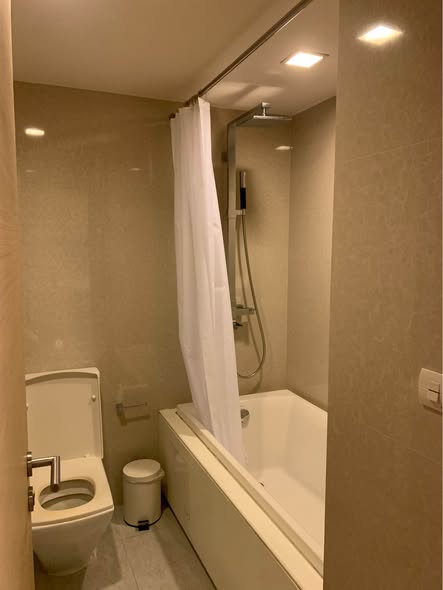 bathroom of LIV@49