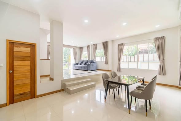living room of บ้านลลิล อินเดอะพาร์ค วัชรพล-พหลโยธิน