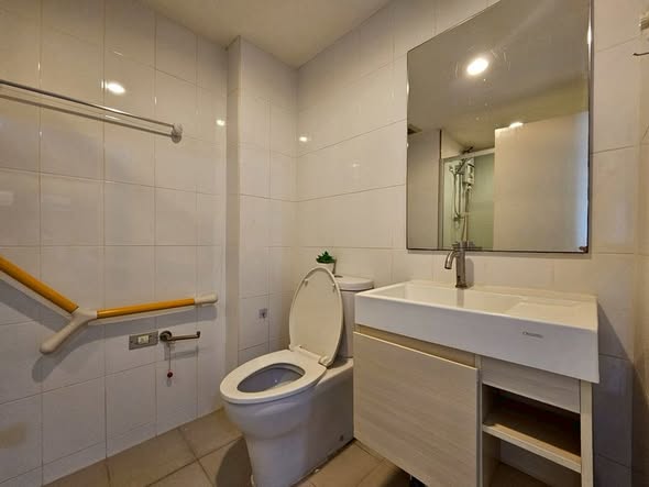 bathroom of Lumpini park Rattanathibet-Ngamwongwan