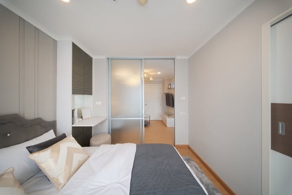 bedroom and room interior of Lumpini Place Ratchayotin