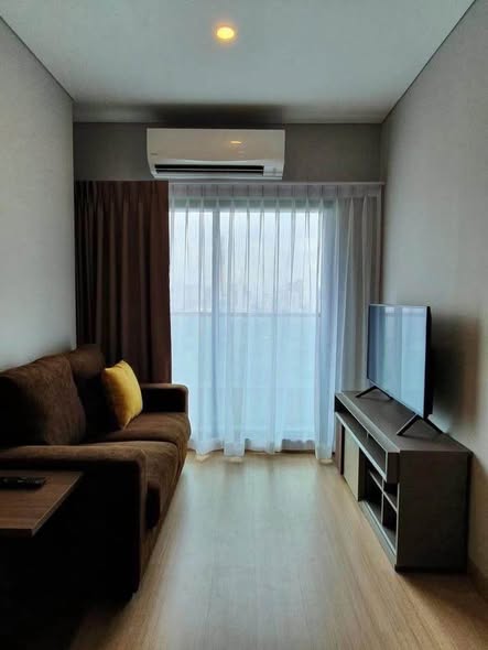bedroom and living room of Lumpini Suite Phetchaburi – Makkasan