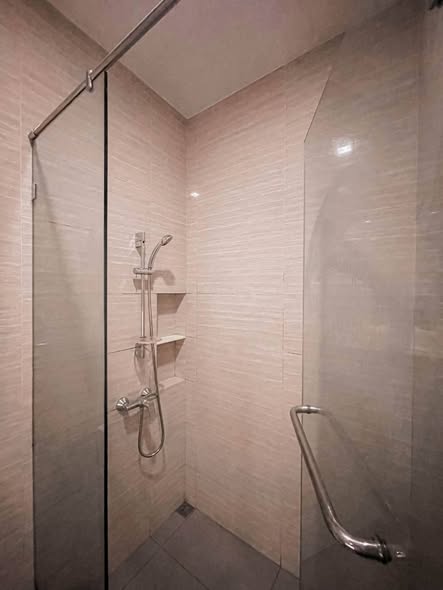 room interior and bathroom of M Jatujak