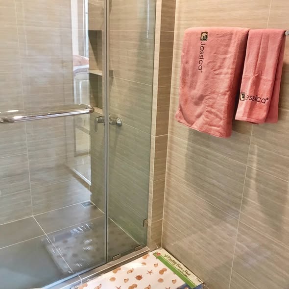 room interior and bathroom of M Jatujak