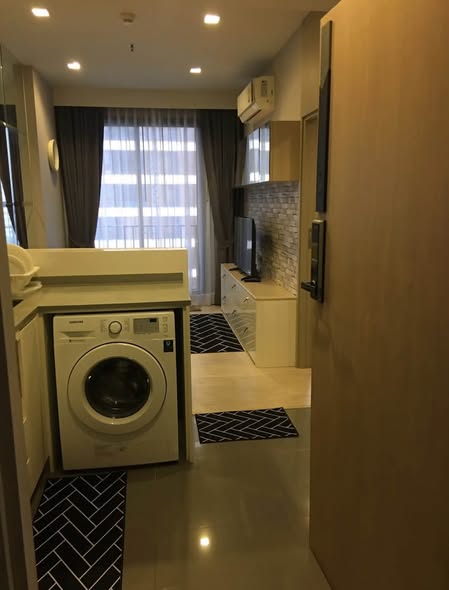 bedroom and bathroom of M Thonglor 10