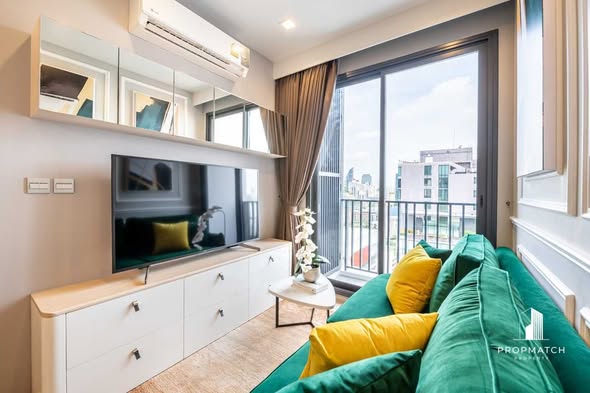 bedroom and living room of M Thonglor 10