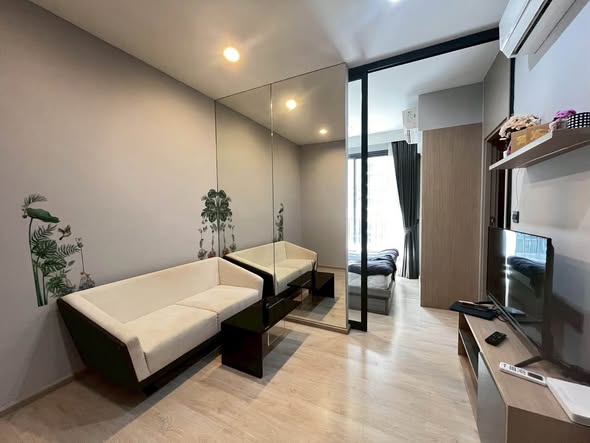 bedroom and room interior of M Thonglor 10