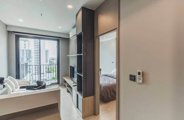 bedroom and room interior of M Thonglor 10
