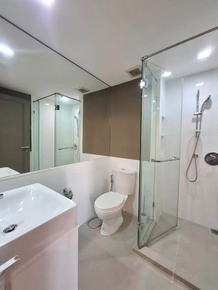 room interior and bathroom of Maestro 12 Ratchathewi