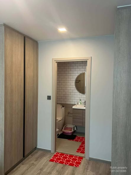 room interior and bathroom of Maestro 19 Ratchada19 – Vipha