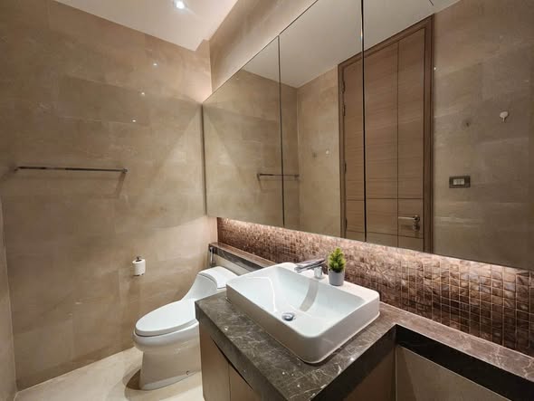 bathroom of Magnolias Ratchadamri Boulevard