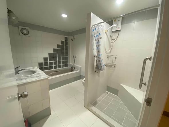 bathroom of Maneeya ville