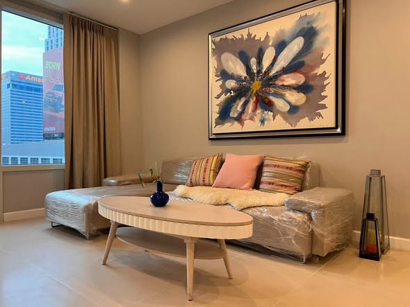 bedroom and living room of Manhattan Chidlom