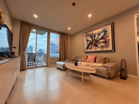 bedroom and living room of Manhattan Chidlom
