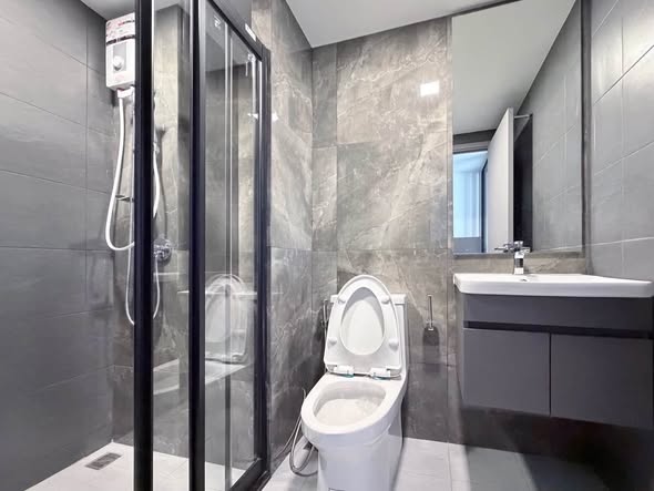 bathroom of Maroon Ratchada 32 (สำนักงานขาย)