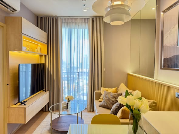 bedroom and bathroom of MARU Ekkamai 2