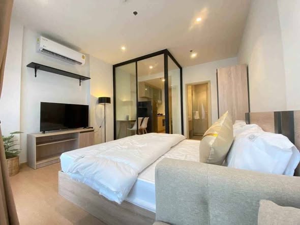 bedroom and room interior of MARU Ekkamai 2
