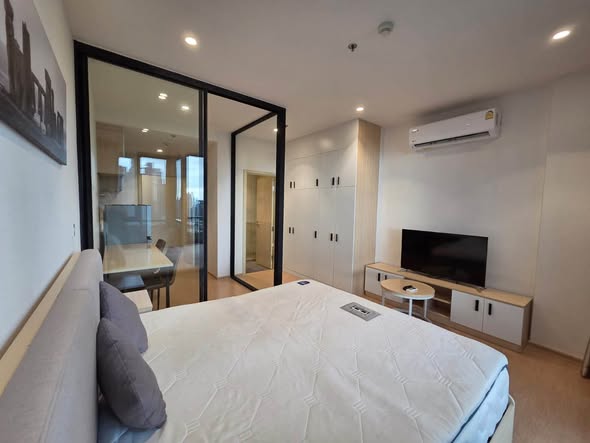 bedroom and room interior of MARU Ekkamai 2