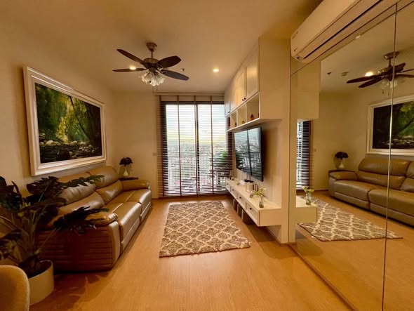 living room and room interior of MARU Ekkamai 2