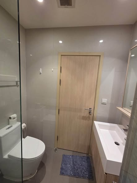 room interior and bathroom of MARU Ekkamai 2