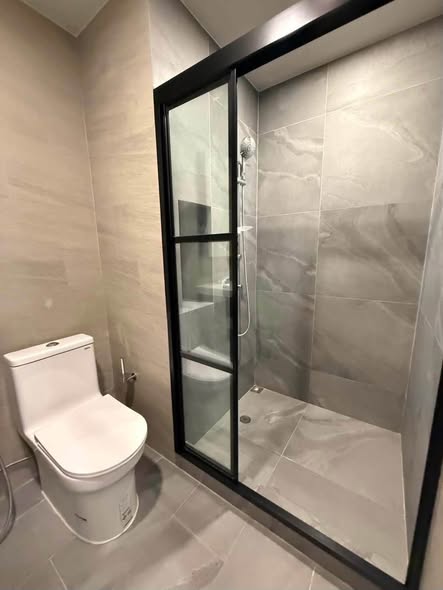 room interior and bathroom of Metris Lat Phrao