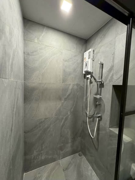 room interior and bathroom of Metris Lat Phrao