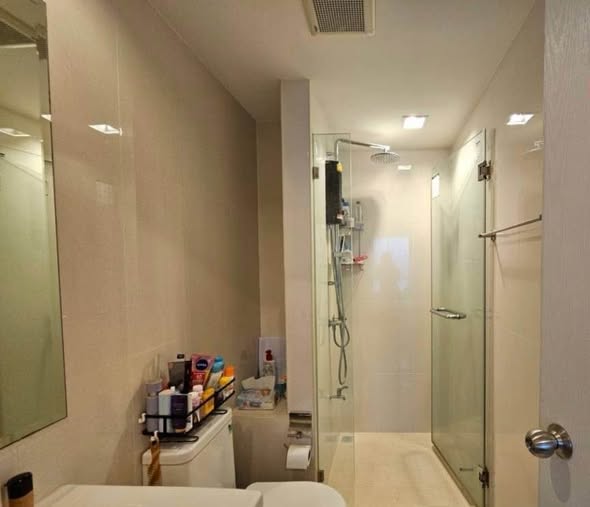 room interior and bathroom of Metro Luxe Kaset