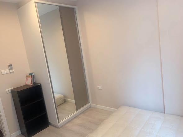 bedroom and room interior of Metro Luxe Rama 4
