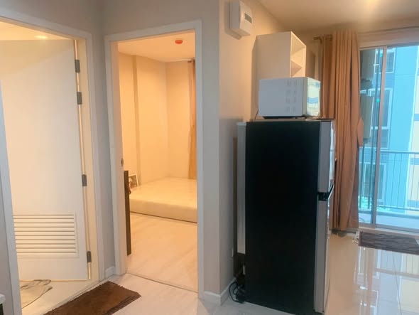 bedroom and room interior of Metro Luxe Rama 4