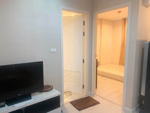 bedroom and room interior of Metro Luxe Rama 4