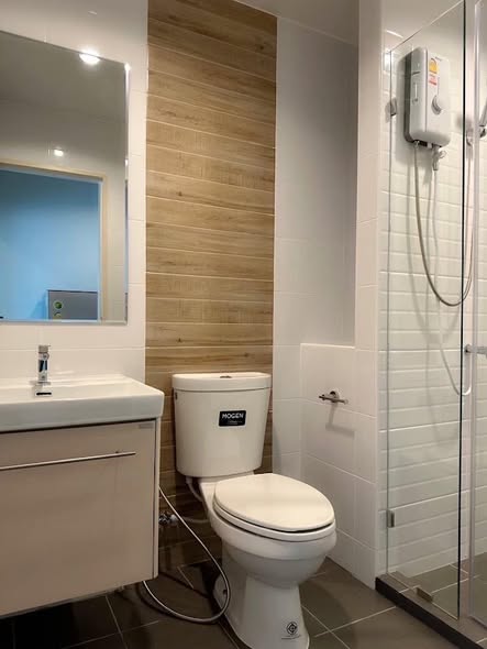 bathroom of Metro Sky Wutthakat