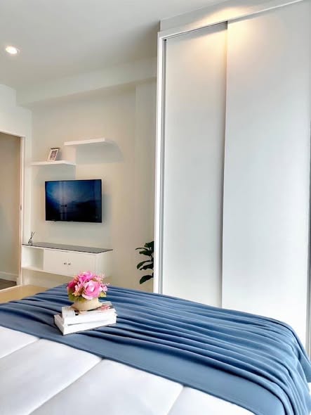 bedroom and room interior of Metro Sky Wutthakat