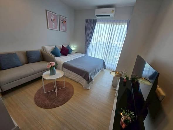 living room and bedroom of Metro Sky Wutthakat