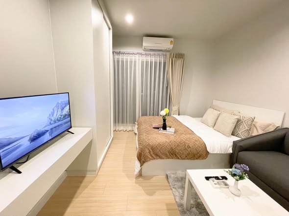 living room and bedroom of Metro Sky Wutthakat