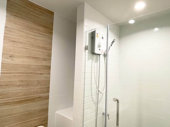 room interior and bathroom of Metro Sky Wutthakat