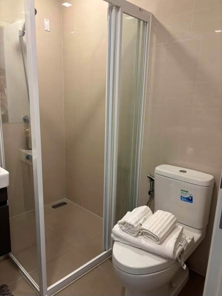 room interior and bathroom of Modiz Sukhumvit 50 โมดิซ สุขุมวิท 50