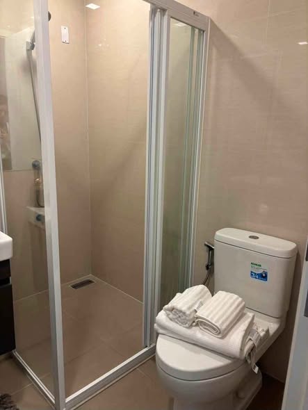 room interior and bathroom of Modiz Sukhumvit 50 โมดิซ สุขุมวิท 50