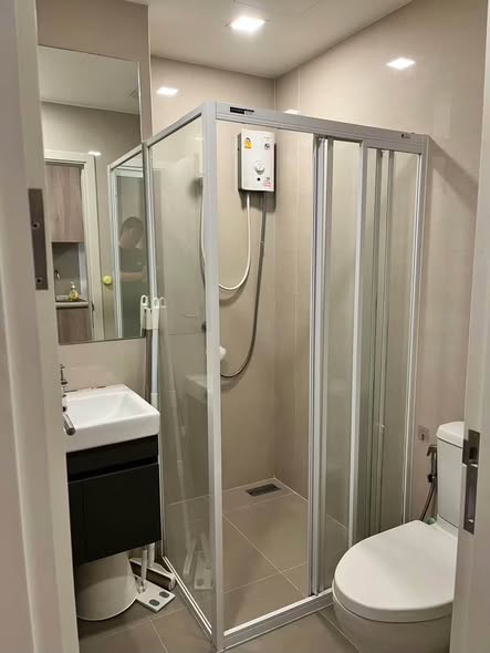 room interior and bathroom of Modiz Sukhumvit 50 โมดิซ สุขุมวิท 50