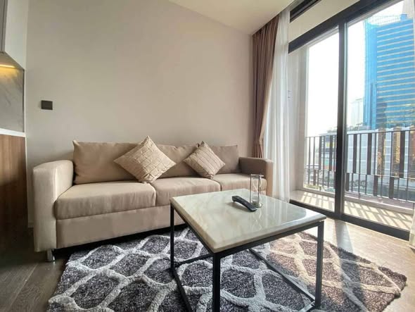 bedroom and living room of MUNIQ Sukhumvit 23