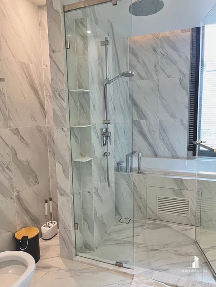 room interior and bathroom of MUNIQ Sukhumvit 23