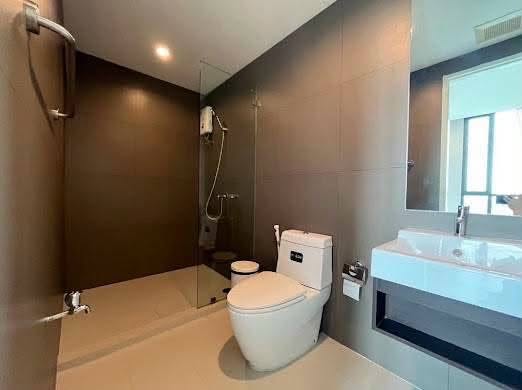 bathroom of Mövenpick Ekkamai Bangkok