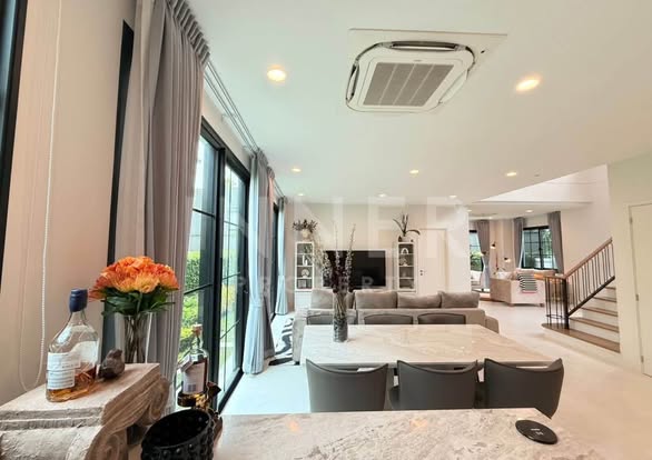 living room and room interior and kitchen of Narinsiri Krungthep Kreetha