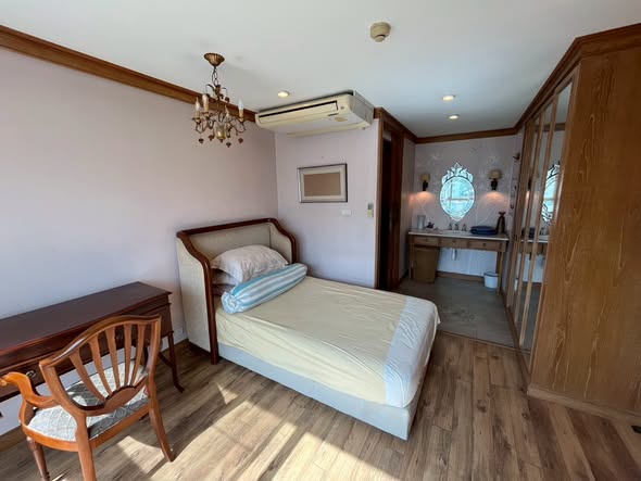 bedroom of Navin Court