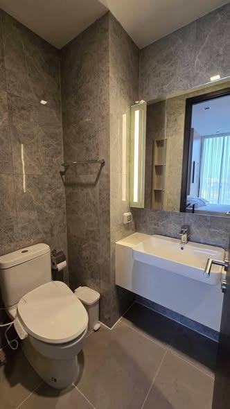 bathroom of Noble Around Ari